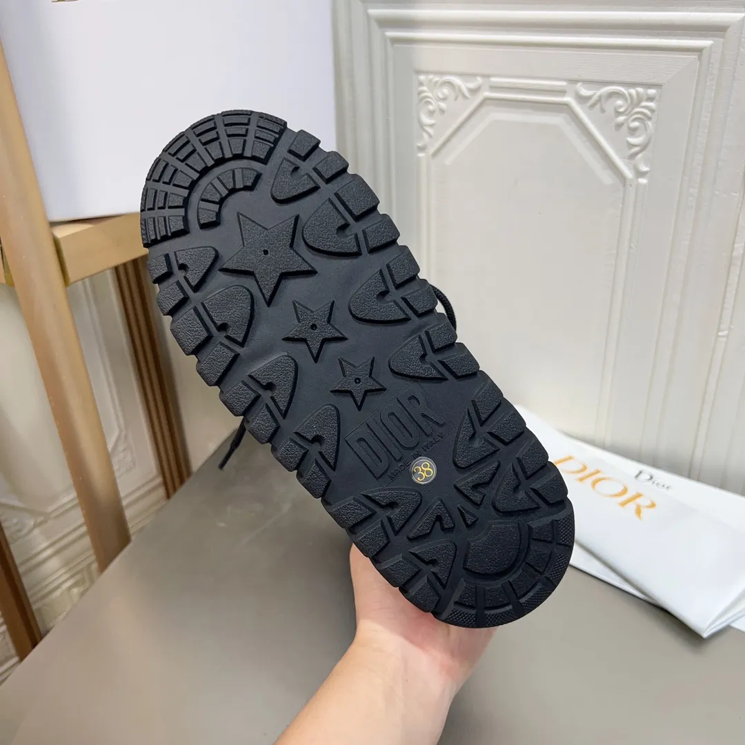 Men's shoes p600! The highest version on the market, Dior Dior's king style snow boots, ski boots, fat and cute, so cute →_→ from the DiorAlps limited series, unique. Shiny nylon Oblique print upper with criss-cross straps for an ideal fit. The technical fabric of the boot shaft, short-cut version, can be worn in the city or in the mountains. It makes the calf slimmer and taller, warm and concave. The boot shaft and sole are made of original waterproof padded lining. The embroidered fabric is original star ⭐ rubber non-slip thick sole and multi-module combination outsole. The size is 35-40. 41Customized